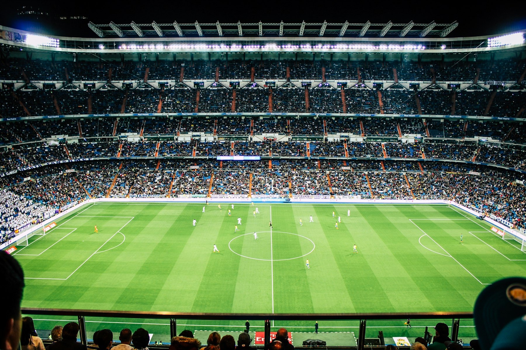 Camisetas de fútbol retro en la tribuna de un estadio, con grano de los noventa